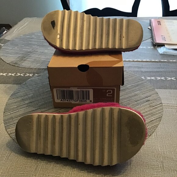 KOOLABURRA by Ugg Girl's Fuzz'n Slippers/Slides--Raspberry/Hot Pink, Size 2 - Picture 4 of 5